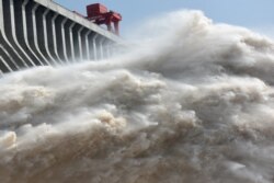 中国长江三峡水库放水。(2018年7月15日)