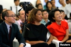 SOHO中国公司董事长潘石屹,首席执行官张欣和英国建筑师 Zaha Hadid 在关于北京望京SOHO建筑群的记者会上,Zaha Hadid 是这三座高楼的设计师(2014年9月20日)。