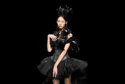 资料照:北京举办时装周的一个模特展示时装。 (2021年9月8日)