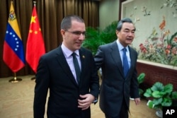 委内瑞拉外长阿雷亚萨2017年12月22日访问北京,和中国外长王毅走在一起,在中国外交部举行会谈。