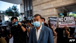 香港壹传媒创始人黎智英抵达西九龙警局。(2020年10月15日)