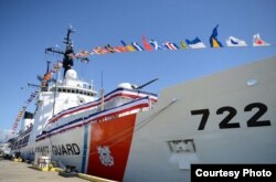 美国海岸警卫队”摩根索”号巡逻舰在夏威夷檀香山退役仪式全副披挂地亮相。(2017年4月18日)(美国海岸警卫队图片)