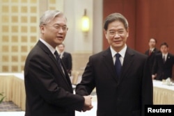 资料照:时任中国国台办主任张志军(右)与时任台湾陆委会主委夏立言在广州举行会晤。(2015年10月14日)