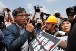 资料照:香港亲中建制派立法会议员何君尧与香港抗议者辩论。