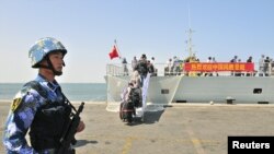 中国海军临沂舰在亚丁湾港口撤离中国公民(资料照片)
