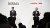 资料照：日产首席执行官内田诚(左)与本田社长三部敏宏(右)出席在日本东京举行的联合新闻发布会。(路透社：2024年3月15日)