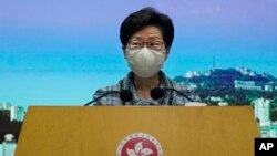 香港特首林郑月娥在记者会上在听记者提问题。她宣布推迟发表《施政报告》。(2020年10月12日)