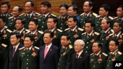 越南国家主席张晋创(前排左)、总理阮晋勇(前排左三)和共产党总书记阮富仲(前排右三)在越共十二大推选出新一届中央委员会后与军队将领合影。(2016年1月26日)