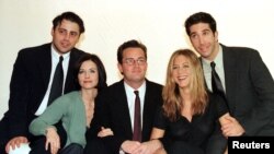 美国知名经典情景剧《老友记》(Friends)演员组合影 (1998年3月25日)