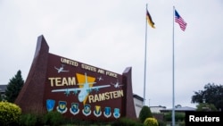 资料照:美国和德国国旗飘扬在德国拉姆施泰因空军基地。