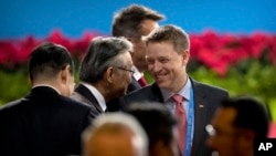 美国总统特朗普特别助理、国家安全委员会东亚事务高级主任博明(右中)抵达中国国家会议中心参加一带一路论坛开幕式(2017年5月14日)。