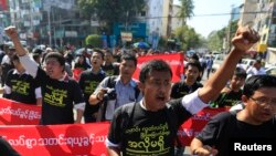 新闻业者在仰光街头游行,高呼口号,呼吁新闻自由。(2013年1月7日)