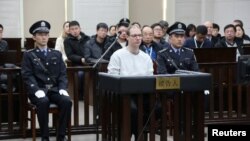 谢伦伯格被带进法庭的画面(路透社2019年资料照)