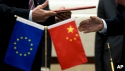 中国和欧盟官员握手(2015年9月28日)