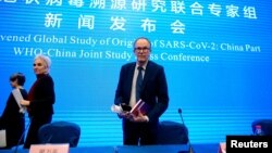 世卫组织新冠病毒源头调查组专家组成员,丹麦科学家彼得·本·安巴雷克(Peter Ben Embarek)与中国方面在武汉召开联合记者会。 (2021年2月9日)