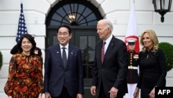 美国总统拜登与夫人2024年4月9日在白宫接待日本首相岸田文雄及夫人到访。