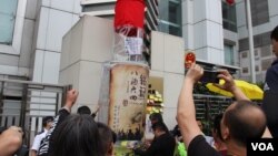 2019年4月4日“支联会”将“铭记八九六四”道具放在香港中联办门前。(美国之音记者申华拍摄)