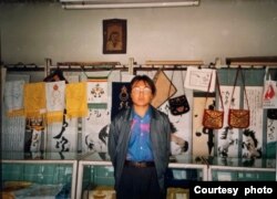 1994年,恩和巴图-陶格楚格在呼和浩特市的蒙古学书店。(南蒙古人权信息中心 Southern Mongolian Human Rights Information Center 提供)