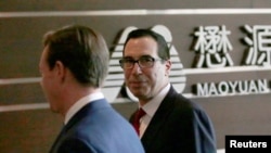 财政部长姆努钦2018年5月3日上午抵达北京一家酒店(路透社)
