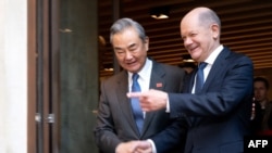 资料照片:中国外交部长王毅和德国总理奥拉夫·朔尔茨在第61届慕尼黑安全会议 期间举行双边会晤。(2025年2月15日)