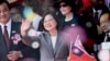 台湾总统蔡英文在总统府前的国庆庆祝活动中挥手致意。(2019年10月10日)