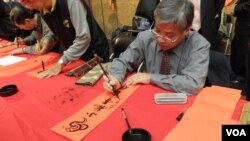 台湾书学会理事长龚朝阳 (美国之音申华拍摄)