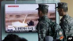 韩国军队士兵在电视前看朝鲜导弹发射的新闻节目(2016年4月15日)