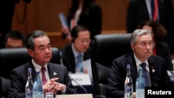 中国外长王毅和加拿大外长商鹏飞(Francois-Philippe Champagne)星期六种20国集团会议上。
