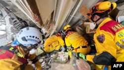 台湾救援人员在花莲地震灾区被摧毁的建筑物中搜救幸存者。(2024年4月3日)