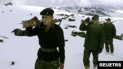 资料照片:印度军队在东部与中国边境地区的达旺巡逻(2003年10月31日)