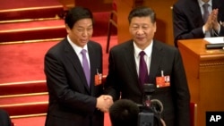 中国国家主席习近平(右)与中党中央政治局常委、中国全国人大委员长栗战书在北京人大会堂全国人大会场上合影。 (2018年3月17日)