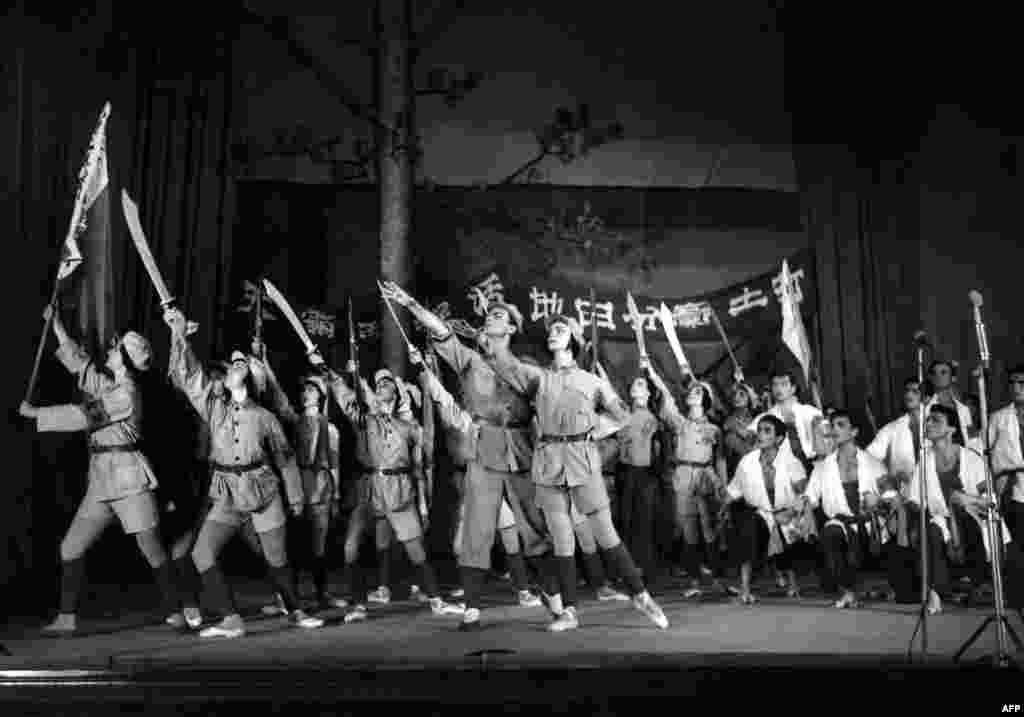 1966年7月28日或者7月28日之前,阿尔巴尼亚芭蕾舞演员在该国首都地拉那演出中国芭蕾舞剧“红色娘子军”。