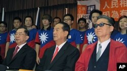 台湾亲民党主席宋楚瑜(中)11月1日在公布连署结果记者上