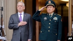 美国国防部长马蒂斯和中国国防部长魏凤和在五角大楼举行的欢迎仪式上。(2018年11月9日)
