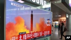 2016年10月16日,韩国首尔一个火车内的大屏幕电视显示朝鲜发射导弹画面。