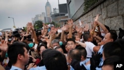 在香港政府总部大门外,抗议学生在警察换班之际与警察发生推搡,在被告知他们可以重新占据人行道后,学生退让。(2014年10月2日)