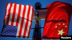 资料照:美国波士顿中国城社区飘扬的美中国旗(2019年11月1日)