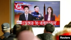 在韩国首尔,人们观看朝鲜发射洲际弹道导弹的电视新闻(2017年11月29日)。