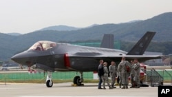 参加首尔国际航空及防务展的一架美国F-35隐形战斗机。(2017年10月16日)