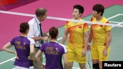 羽球裁判伯格2012年7月31日在女子双打比赛中对中国和韩国的球员谈话,而图片中右二就是决定退役的中国选手于洋