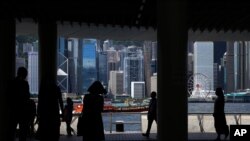 图为香港维多利亚港的行人(2020年6月10日)
