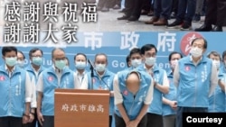罢免投票已成定局后,韩国瑜率一级主管向民众和他的执政团队鞠躬道谢。(照片来自韩国瑜脸书)