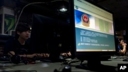 在北京一家网吧,电脑显示屏展示着必须正确使用网络的警方告示(资料照片)