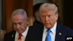 2025年2月4日,美国总统唐纳德·特朗普(Donald Trump)和以色列总理本雅明·内塔尼亚胡(Benjamin Netanyahu)抵达华盛顿特区白宫东厅举行新闻发布会。