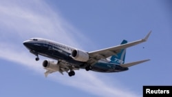 一架波音 737 MAX 飞机在美国华盛顿州西雅图的波音机场试飞后降落。(资料照片,2020 年 6 月 29 日)