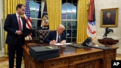 美国总统特朗普在白宫椭圆办公室签署行政令。(2025年1月20日)
