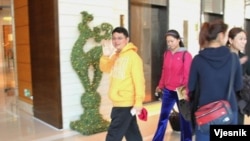 肖建华13年居住在中环四季酒店出入有多名女保镳(苹果日报图片)