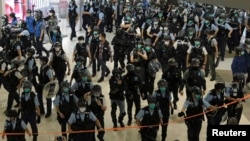 香港出动大批警察驱散在一个商场举行抗议政府活动的示威者。(2020年4月28日)