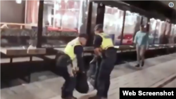 瑞典警察将一名在旅社中闹事的曾姓中国游客抬出旅社(推特图片)