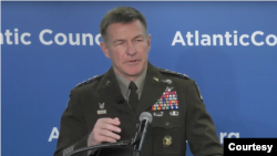 美国陆军参谋长麦康维尔上将(General James McConville)2020年1月14日在大西洋理事会讲话(大西洋理事会画面)